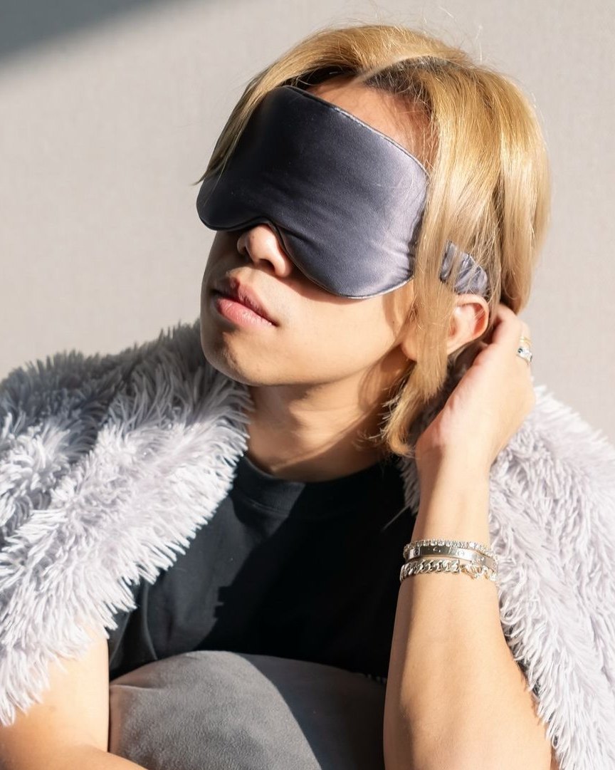Deluxe eye mask in Charcoal